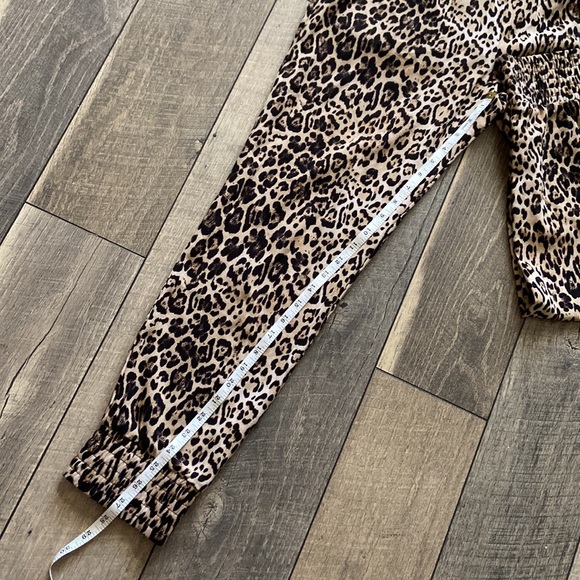 WAYF Serena Pocketed Leopard Jogger - Picture 12 of 12